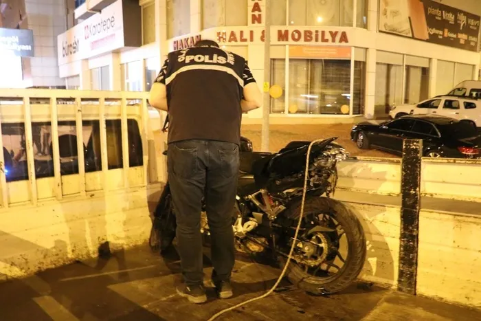 denizlide-korkunc-kaza-kamerada-otomobile-carpan-motosiklette-bulunan-iki-genc-feci-sekilde-oldu-1715234452066.jpg Denizli'de korkunç kaza kamerada! Otomobile çarpan motosiklette bulunan iki genç feci şekilde öldü - 2