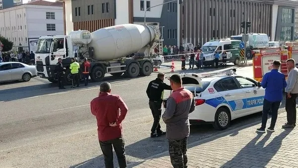 1700840280107.jpeg Kan donduran görüntüler: Beton mikseri motosikletliyi ezdi - 1