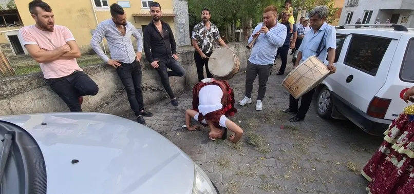 Karabük’te 2 köçek virüsü unuttu! Yere atılan parayı ağzıyla aldı