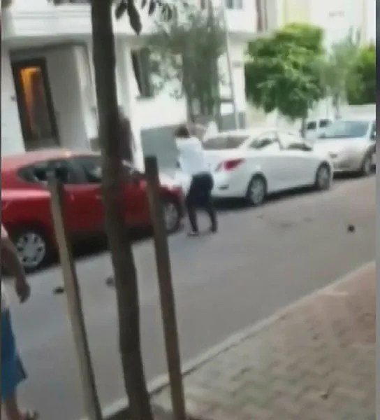 İstanbul’da eşiyle kavga eden kişi otomobilinin camlarını böyle kırdı - 1