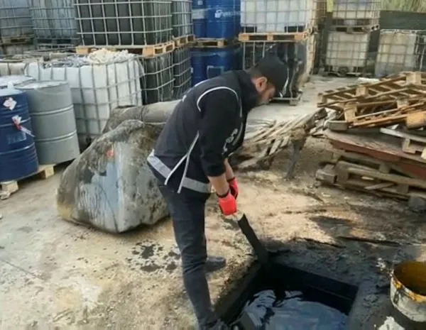 izmirde-1-milyon-litre-kacak-akaryakit-ele-gecirildi-1666035440748.jpg İzmir'de 1 milyon litre kaçak akaryakıt ele geçirildi - 1