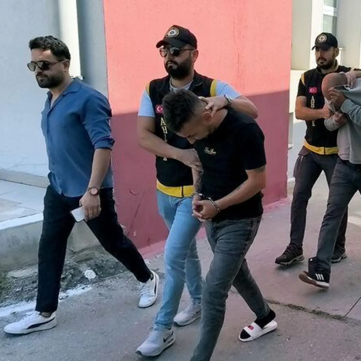 İstanbul’da masaj salonlarına fuhuş operasyonu: 16 kadın mağdur, 15 şüpheli gözaltında! Liste ahaber.com.tr'de