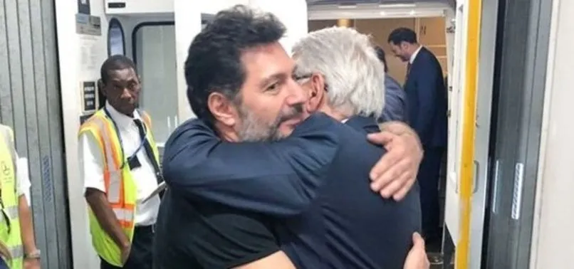 Hakan Atilla Türkiye'de! Ailesi ve Bakan Berat Albayrak karşıladı