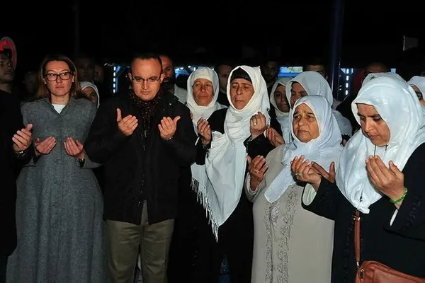 Umre'den dönen Roman vatandaşlar dualarla karşılandı - 3