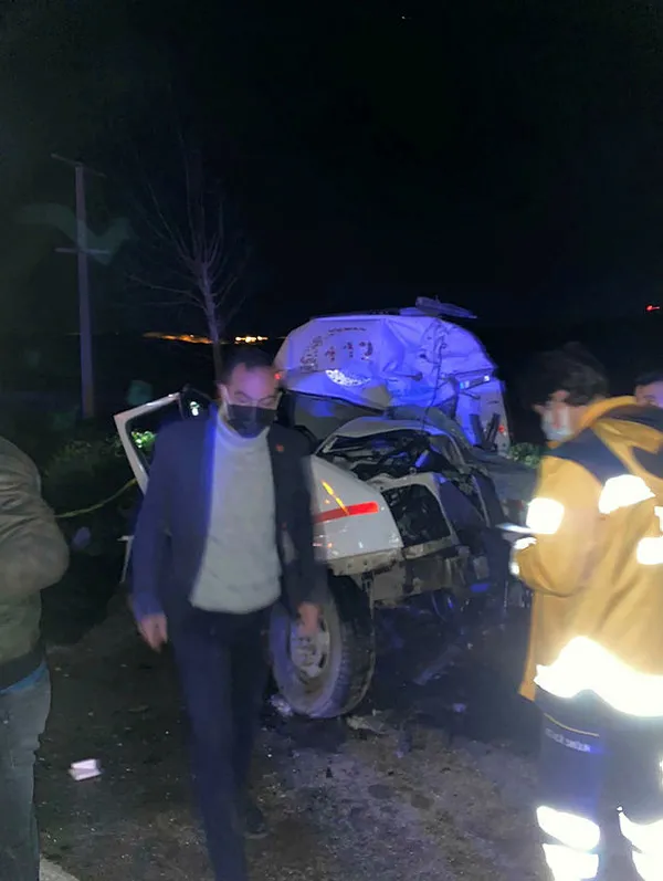 kamyon-otomobil-ve-ambulans-carpisti-4-kisi-oldu-2-kisi-yaralandi-1617055892131.jpg Kamyon otomobil ve ambulans çarpıştı! 4 kişi öldü 2 kişi yaralandı - 2
