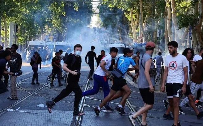 Fransa’da halk Paris’i yaktı!