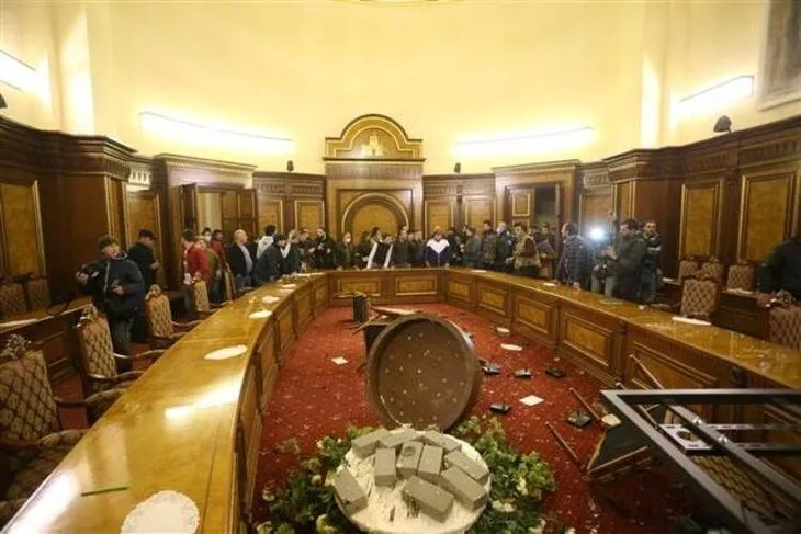 Azerbaycan ordusu diz çöktürdü! Ermenistan'da ortalık savaş alanı gibi! Meclis Başkanını linç ettiler