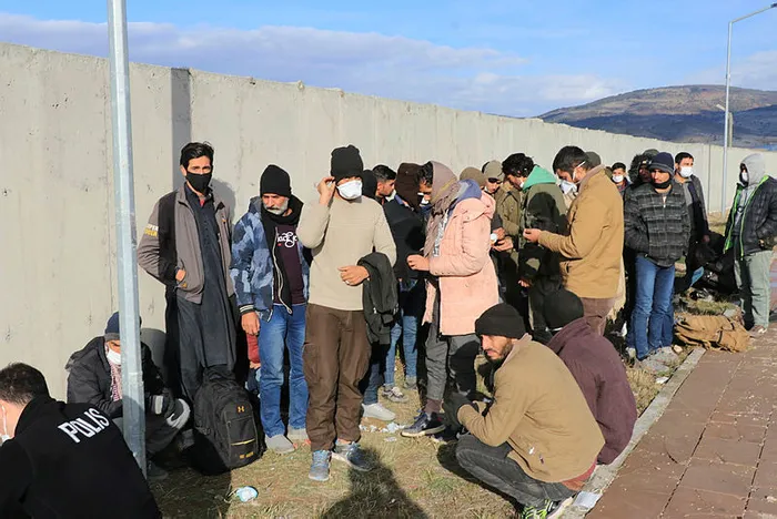 TIR dorsesinden 56 kaçak göçmen çıktı - 2