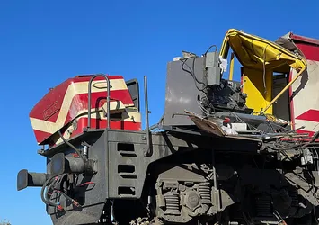 Muş'ta yolcu treni beton pompasına çarptı: Ölü ve yaralılar var