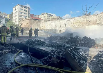 İstanbul'da korkutan yangın: Emniyet Müdürlüğü'ne bağlı depo alev alev yandı