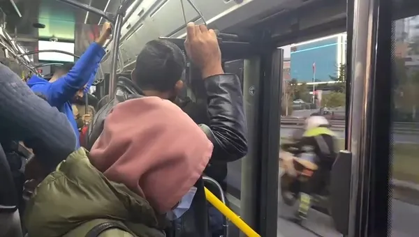 iett-skandallarina-bir-yenisini-daha-ekledi-yolcular-kapisi-acik-otobuste-metrelerce-yolculuk-yapti-1668064330127.jpg İETT skandallarına bir yenisini daha ekledi! Yolcular kapısı açık otobüste metrelerce yolculuk yaptı - 2