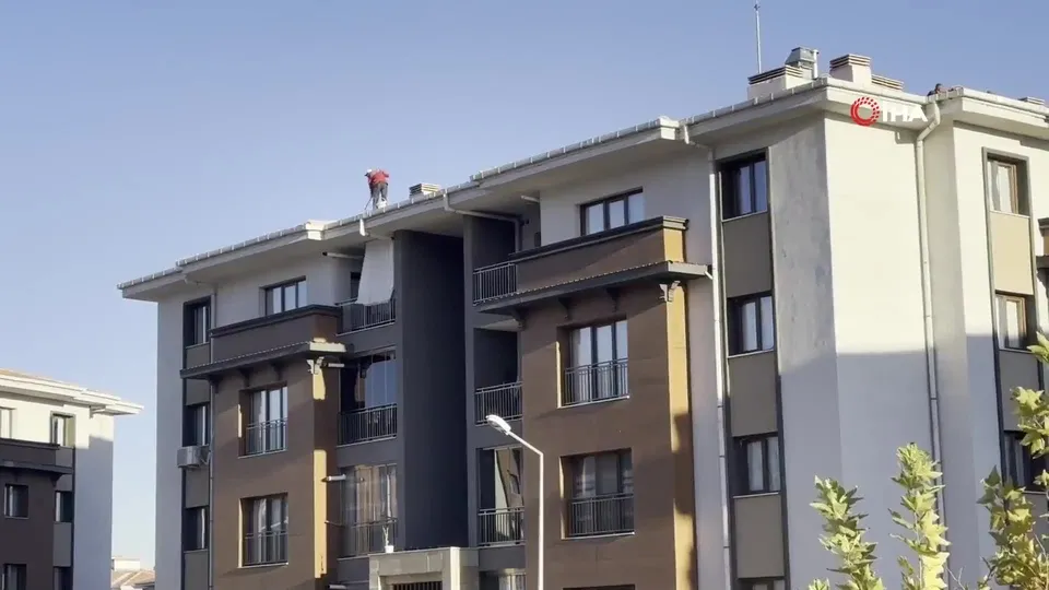 Çatıda tehlikeli çalışma kamerada