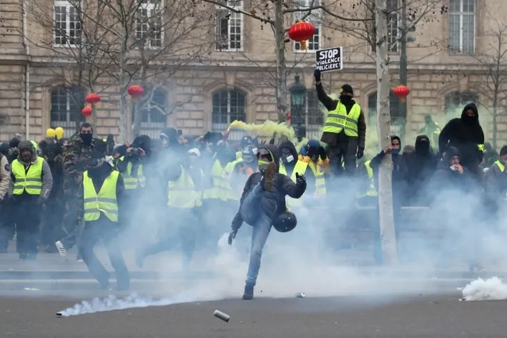 Sarı yelekliler yine Paris sokaklarında