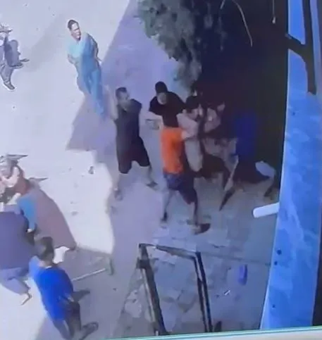 cocuk-gurultusu-kavgaya-donustu-keser-bicak-ve-zincirler-havada-ucustu-1791279522322.jpg Çocuk gürültüsü kavgaya dönüştü! Keser, bıçak ve zincirler havada uçuştu - 2