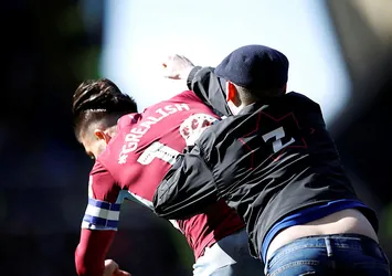 Aston Villa kaptanı Jack Grealish'e yumruk attı