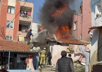 Balıkesir’de yangın paniği: Alevlere mahalleliden hortumlarla ilk müdahale