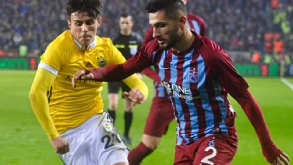 Eljif Elmas yeni tarzıyla şaşırttı!