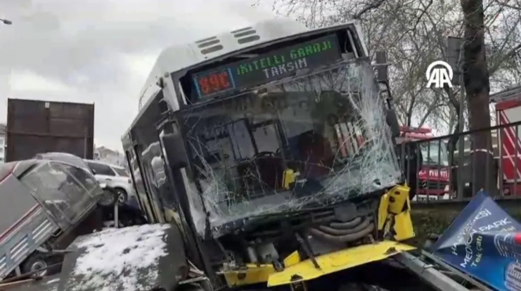 Esenler'de İETT otobüsü otoparka daldı!