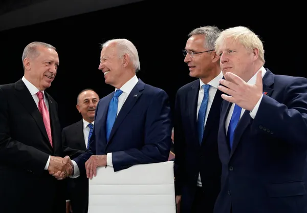 NATO zirvesine damga vuran sohbet! İngiltere Başbakanı Boris Johnson’dan Başkan Erdoğan’a: Çok güzel
