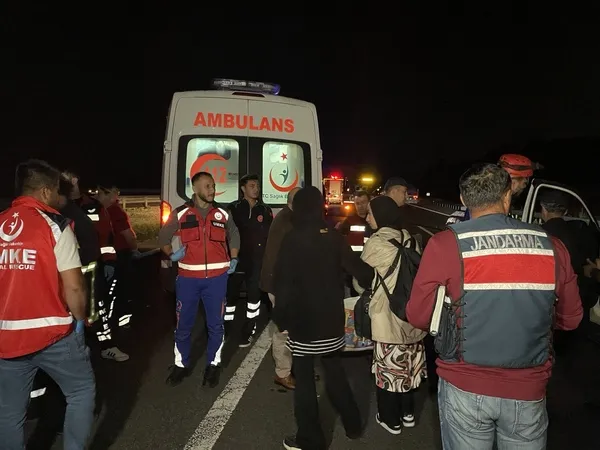 anadolu-otoyolunda-tir-ile-yolcu-otobusu-carpisti-cok-sayida-yarali-var-1688680510955.jpg Anadolu Otoyolu'nda TIR ile yolcu otobüsü çarpıştı: Çok sayıda yaralı var - 4