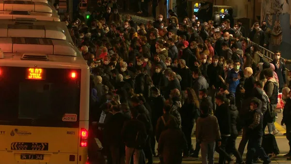 Zincirlikuyu metrobüs durağında yoğunluk - 4