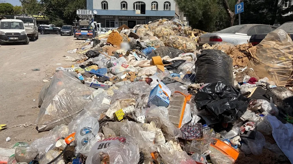 İzmir'de sokaklar çöp ve moloz dolu