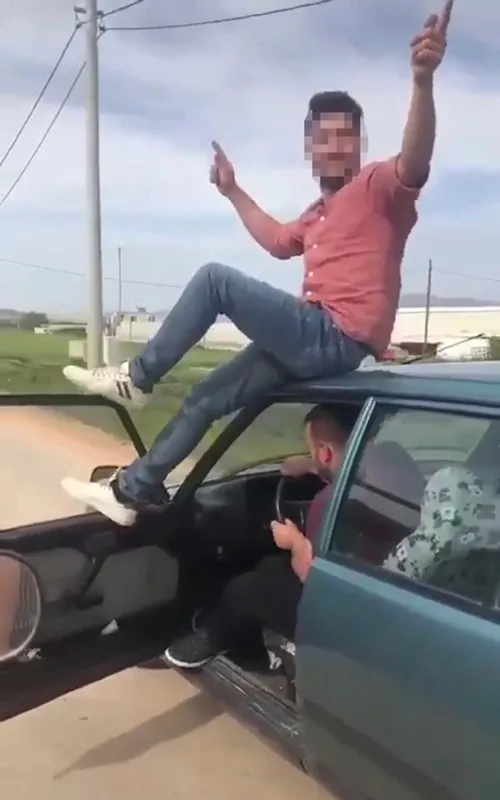 1619937737175.jpg Antalya’da trafikte dehşete düşüren görüntü! Önce kapısına çıktı sonra tavanına oturdu - 5