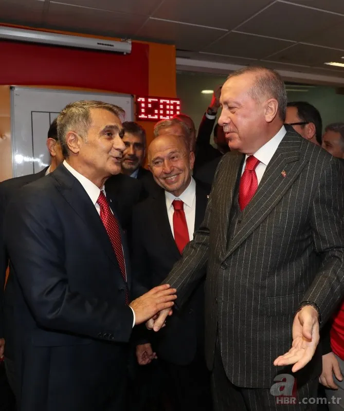 Başkan Erdoğan Türkiye-İzlanda maçı sonrası futbolcuları soyunma odasında ziyaret etti