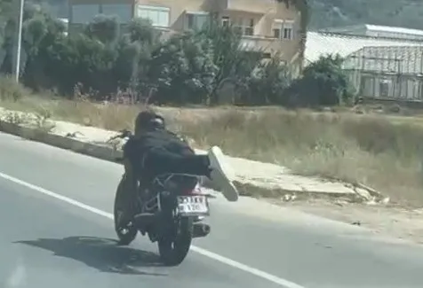 1694180177755.jpg Motosiklet sürücüsünün tehlikeli yolculuğu! Korku dolu anlar kamerada - 1