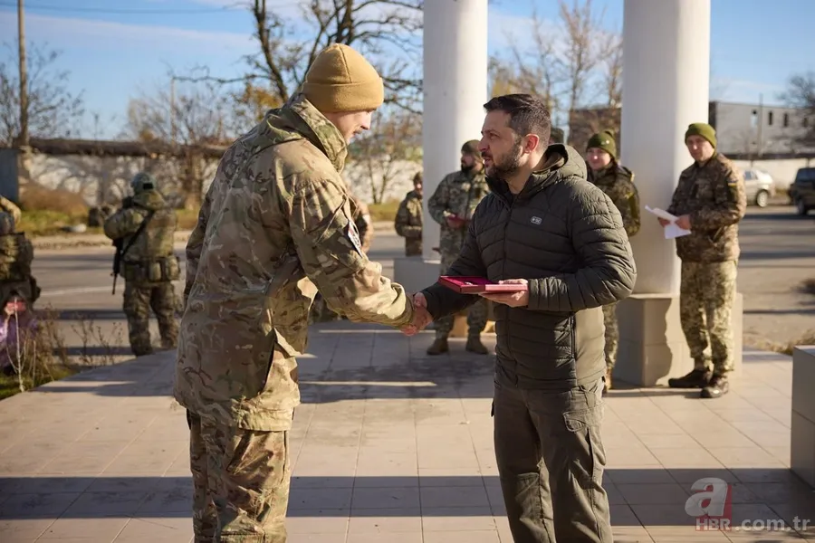 Ukrayna Devlet Başkanı Zelenskiy Herson'u ziyaret etti! Askerlerle buluştu 16
