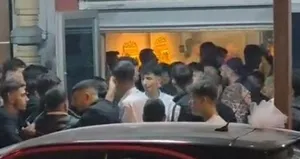 Düğün salonunda tekmeli yumruklu kavga!