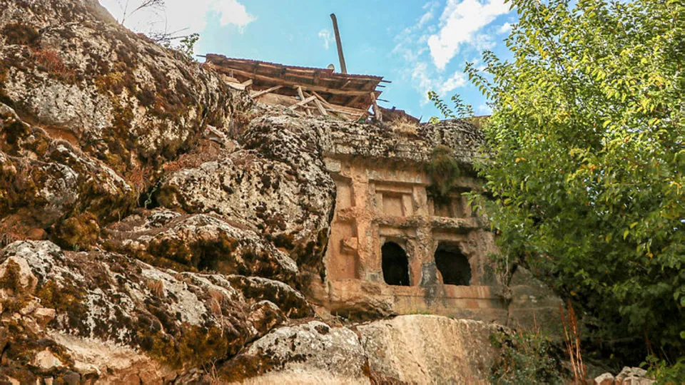Define uğruna bir tarih yok edildi! Antalya'da çileden çıkaran olay
