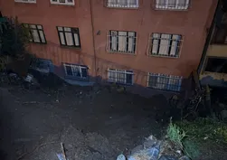 İstanbul'da sağanak felaketi: Eyüpsultan'da yumuşayan toprak kaydı! Apartman sakinleri gece yarısı tahliye edildi