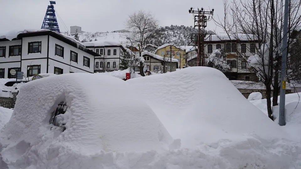 Kastamonu’da kar eziyeti! Uzunluğu 2 metreyi aştı: Araçları kar alında kayboldu