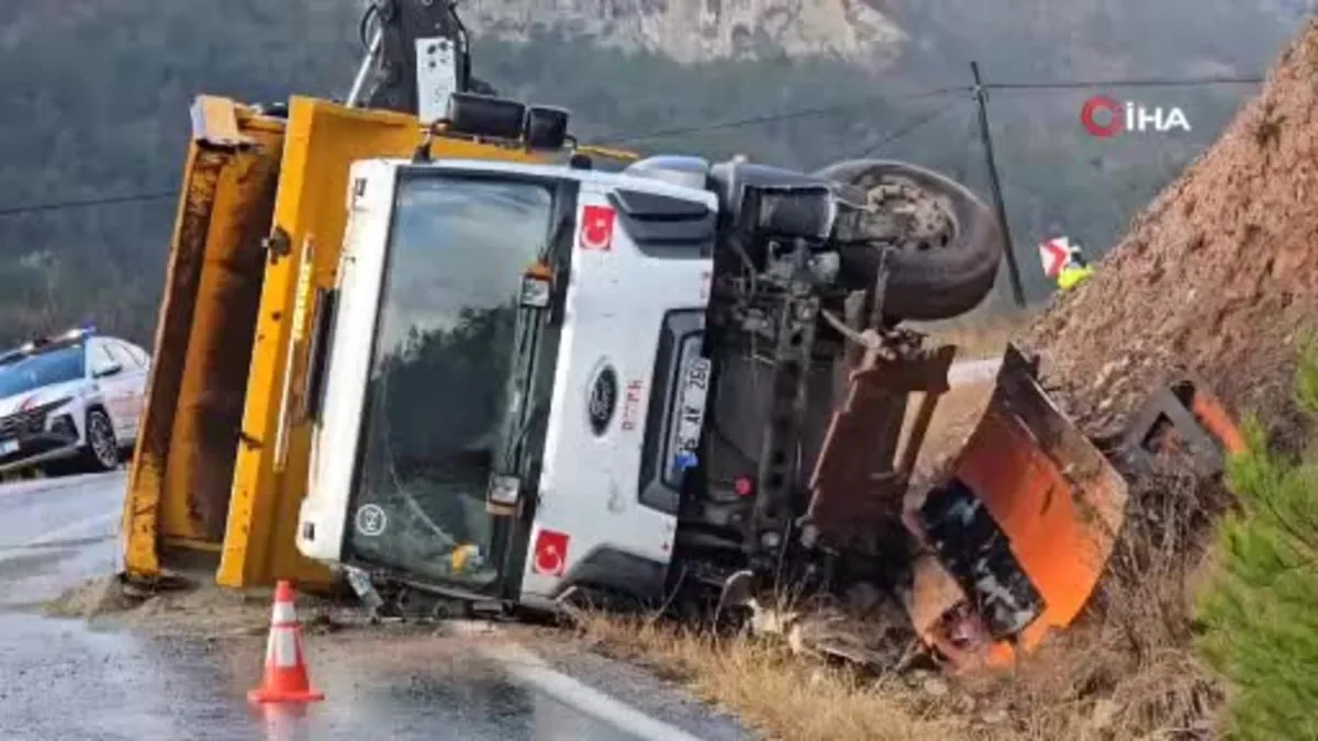 Karabük'te tuzlama aracı devrildi: 2 yaralı