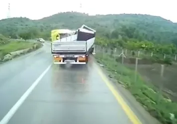 Ankara'da 2 TIR kafa kafaya çarpıştı! Kaza anı kamerada