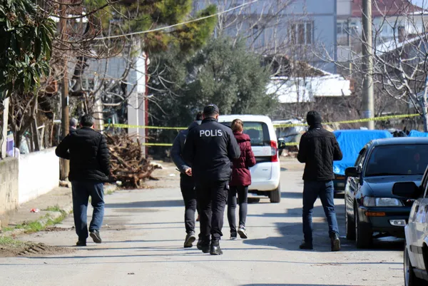 akraba-ziyaretinin-bedeli-agir-oldu-33-kisi-7-evde-karantinaya-alindi-1613928110737.jpg Sakarya'da akraba ziyaretinin bedeli ağır oldu! 33 kişi 7 evde koronavirüs nedeniyle karantinaya alındı - 5