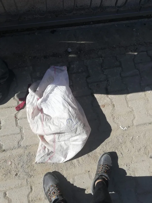 1619590998397.jpg Bisikletiyle gelip yol kenarına attı! Dehşet anları - 1