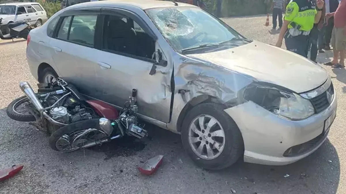 Otomobile çarpan motosikletteki 2 arkadaş ağır yaralandı