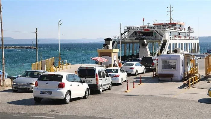 son-dakika-canakkalede-feribot-seferlerine-firtina-engeli-1648651759421.jpg Son dakika: Çanakkale'de feribot seferlerine 'fırtına' engeli - 1