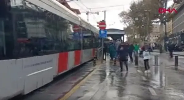 istanbulda-tramvayda-taciz-iddiasi-yolcular-once-dovdu-sonra-polise-teslim-etti-1669110004652.jpg İstanbul’da tramvayda taciz iddiası! Yolcular önce dövdü sonra polise teslim etti - 2