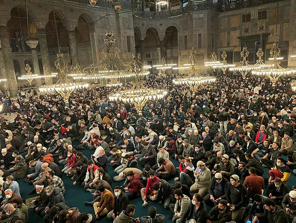 ayasofya-i-kebir-camii-ramazan-ayini-karsiladi-88-yil-sonra-kilinan-teravih-namazinda-buyuk-heyecan-1648839349568.jpg