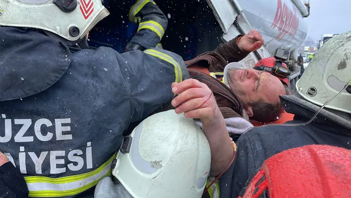 Son dakika: Bolu Dağı'nda kar yağışı kazayı beraberinde getirdi! TEM otoyolu Ankara ve İstanbul istikametleri trafiğe kapandı - 4