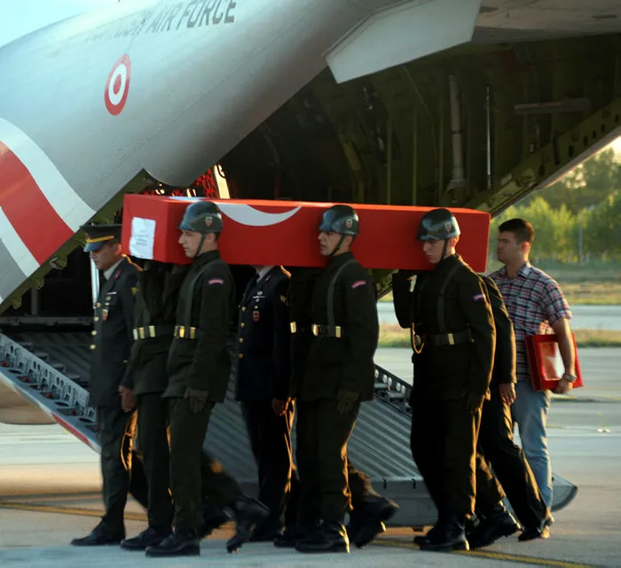 Son dakika...Suriye’de teröristlerle çatışma; 1 yüzbaşı şehit, 1 binbaşı yaralı