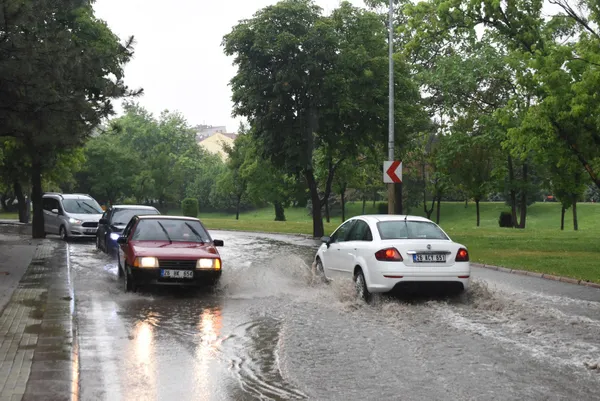 meteorolojiden-34-il-icin-pes-pese-sari-kodlu-uyari-geldi-ani-sel-baskinina-dikkat-12-haziran-2022-hava-durumu-1655004437843.jpg Meteoroloji'den 34 il için peş peşe "sarı" kodlu uyarı geldi! Ani sel baskınına dikkat | 12 Haziran 2022 hava durumu | Yağışlar devam edecek mi? - 10