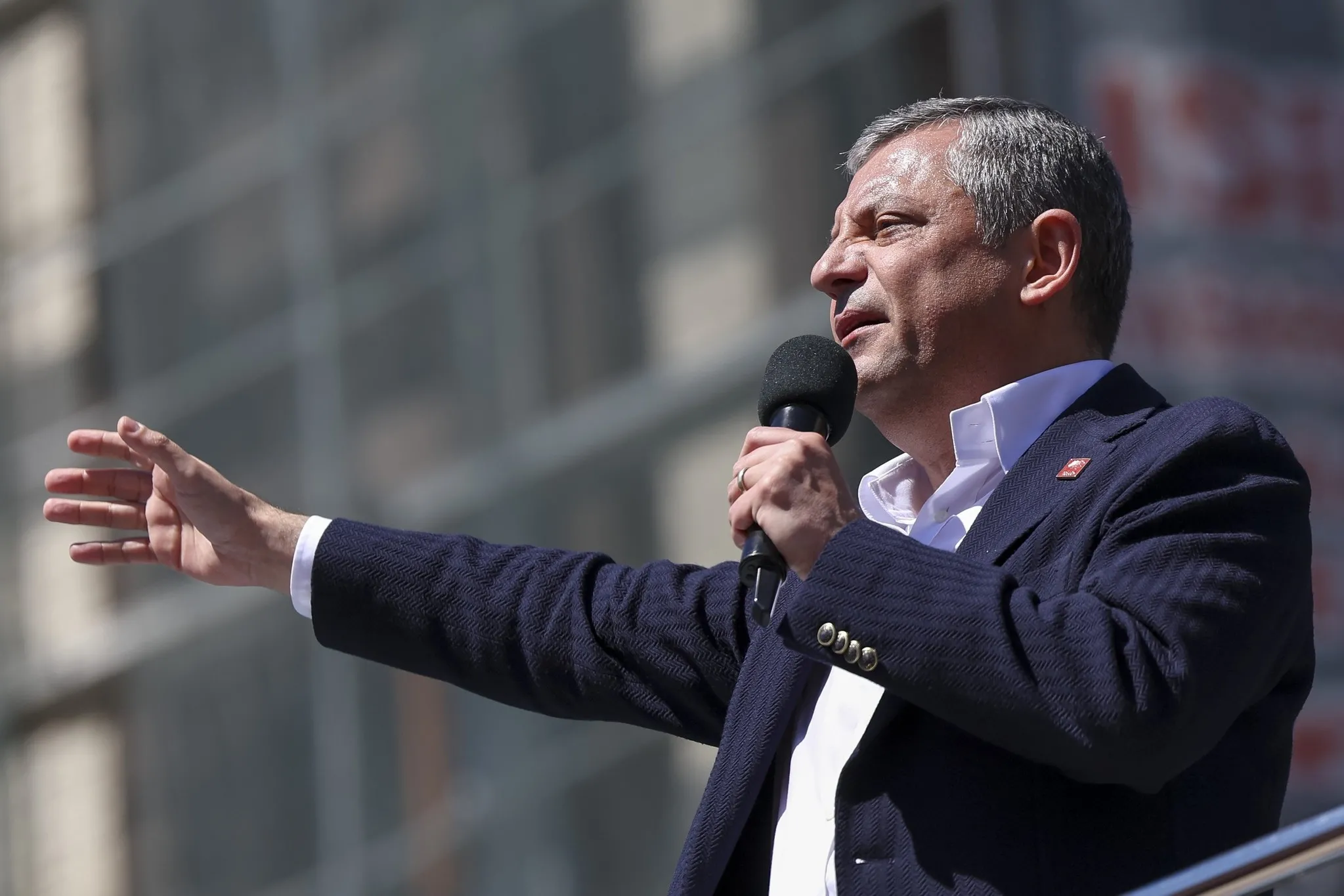 CHP Genel Başkanı Özgür Özel, Olası Kapatma Girişimlerine Karşı Yedek Parti Hazırlıklarını Açıkladı