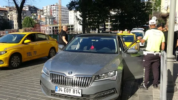 taksimde-turistlerden-rezil-hareket-ehliyetsiz-yakalandilar-once-polislerin-fotograflarini-cekti-sonra-rusvet-1656660356732.jpg Taksim’de turistlerden rezil hareket! Ehliyetsiz yakalandılar: Önce polislerin fotoğraflarını çekti, sonra rüşvet teklif etti - 3