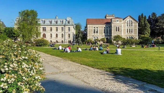 Boğaziçi Üniversitesi bu cesareti kimden alıyor? Kendini yasaların üstünde görüyor! Ne YÖK’ü ne de MEB’i dikkate alıyor
