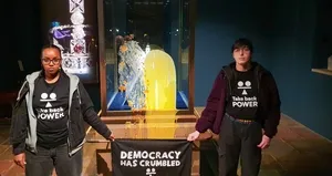 Londra Kulesi’nde şok eylem! Tacı hedef aldılar