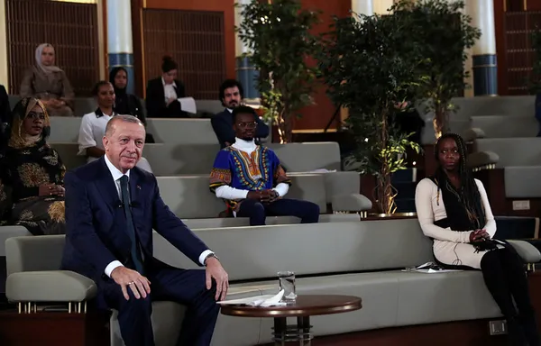 Başkan Erdoğan’dan faiz ve enflasyon açıklaması! Faiz indirimi sürecek mi? Afrikalı gençlerle buluşma programında son dakika açıklamaları